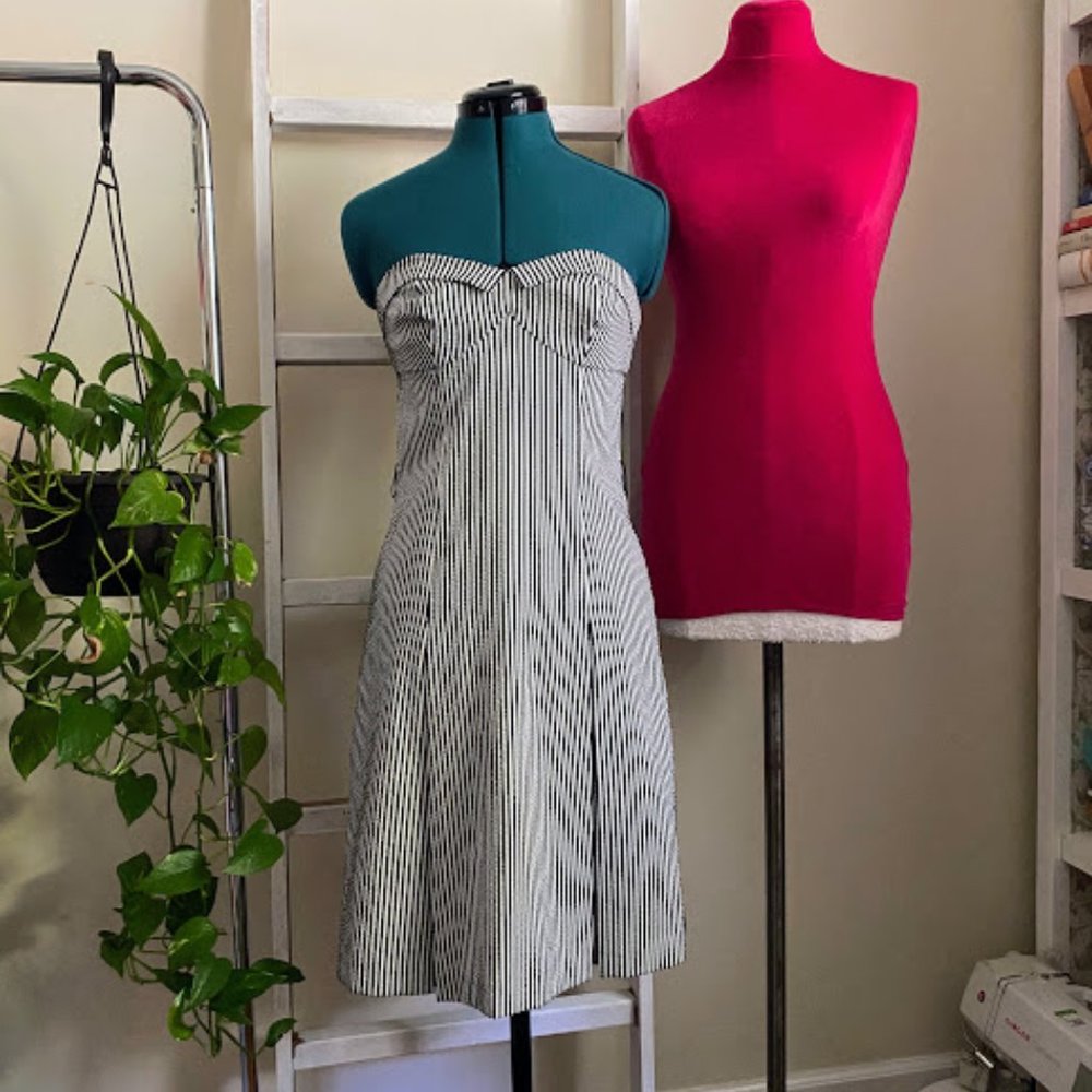Trina Turk black and white seersucker dress sz 2
